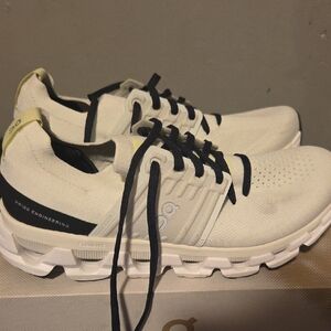 On Running White And BLack Size 9.5 Fa8r CONDITION